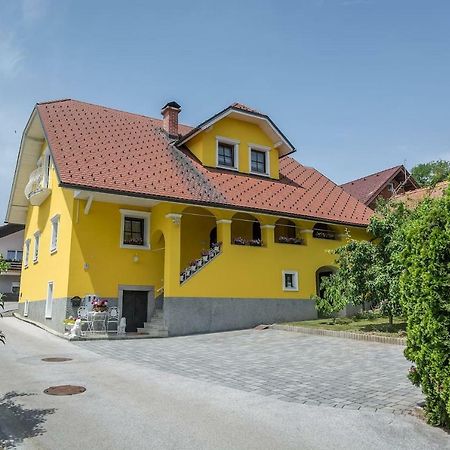 Apartma Ajda Komenda Exteriör bild