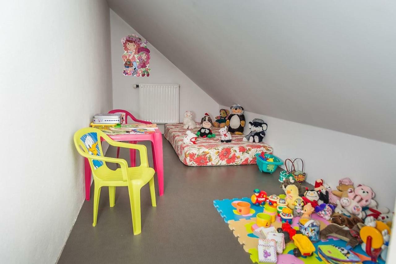 Apartma Ajda Komenda Exteriör bild